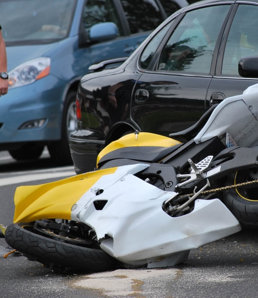 yellow-black-motorcycle-broken-after-an-accident-2023-06-05-21-07-15-utc-min